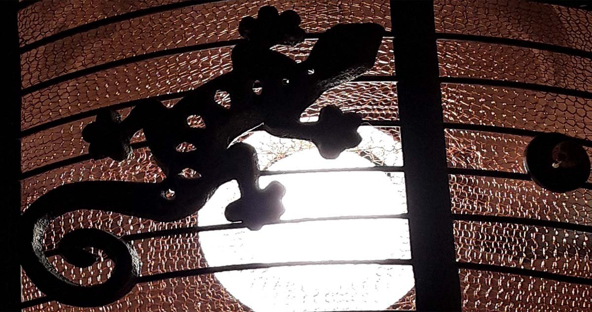 Gecko im Mond? Gusseisengecko auf Lampenschirm!