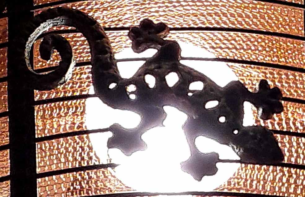 Gusseisengecko auf Lampenschirm